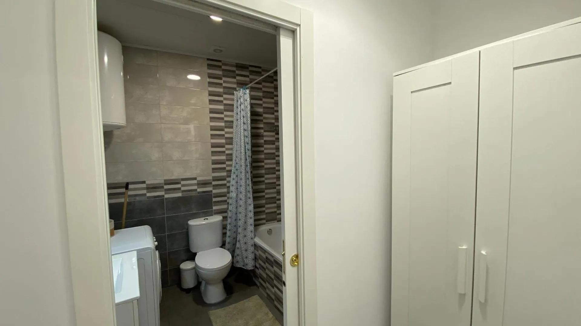 Cozy Suite Apartment, Wifi! Santa Coloma de Gramenet 0*,  Испания